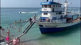 Пляж в Гаграх (Абхазия)