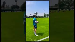 #Allegri mostra a #Vlahovic , come fare gol da calcio d'angolo! 😂⚪️⚫️ #JuveOnTheRoad #Juventus
