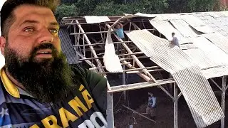 reconstruindo o telhado do vizinho que o vento arrancou