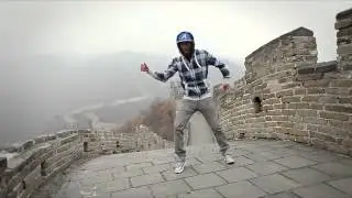 Парень классно танцует!