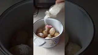 чистим весь молодой картофель одним разом. быстро и просто
