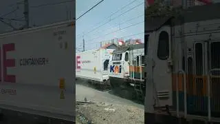 KA Peti Kemas berjalan pelan, akan tertahan sinyal masuk stasiun Bekasi #keretaapi #train