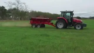 Tractor Massey Ferguson, vagón fertilizador Máster 5500 Piccin
