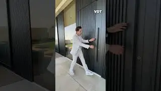 Огромная pivot-door в загородном доме