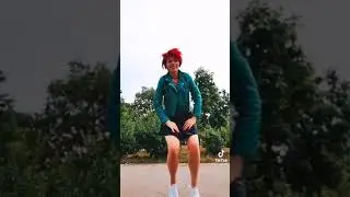 показала под юбкой