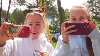 Леди капа Кеша и Лили качаться на качели