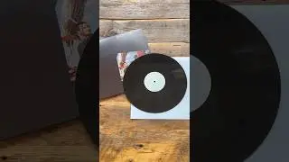 « Sieste sur l’oreille droite » est maintenant disponible en vinyle! 💿🎶