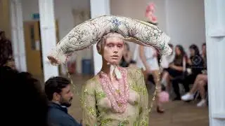 Fashion model in Sparkly glittery dress | modelo de moda en vestido escasa