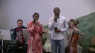 A la croix - Fr Godson & Sr Rébécca (Moscou)