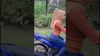 Dar pantolonlu türbanlı motor sürüyor 
