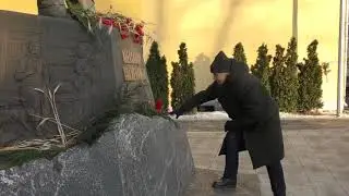 Возложение цветов к памятнику Солженицину