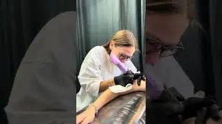 Маленькая тату на руке для девушки - цветочек. Красивая мини татуировка от мастера Mini Cat Tattoo