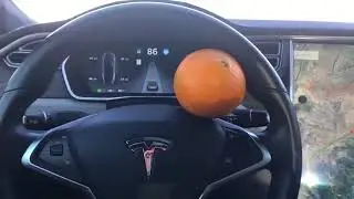 Tesla'nın otomatik pilotunu portakal ile kandırma
