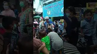 ฝรั่งเล่นดนตรีให้เด็กไทย Foreigner plays music for Thai children Форанг играет для тайских детей
