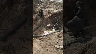 Экскаватор погрузчик JCB участвует в протяжке элетро кабелей через прокол.