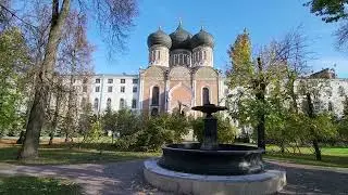Москва. Собор Покрова Пресвятой Богородицы в Измайлово. Чугунный фонтан. Октябрь 2022 года.