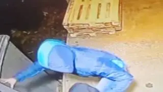 На видео видно как в Новотроицке молодые люди похищают видеокамеру