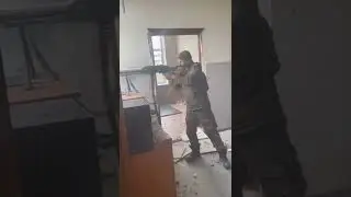 DISPARANDO SU ARMA DE MANERA LOCA Y HABLANDO CON VOZ SINIESTRAS | 