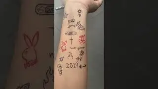 Fazendo mini Tattoo na escola com caneta azul ideias de Tattoo