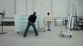 Перемещение стекла с помощью ручных захватов