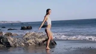 Девушка и море.