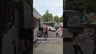 Untung di tarik temennya kalo gak udah kena cium bus #shortvideo #shorts #pramugari #bus
