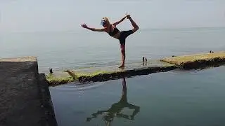 Практика йоги на берегу моря