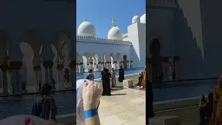 @Люди гуляют по очень красивой мечети