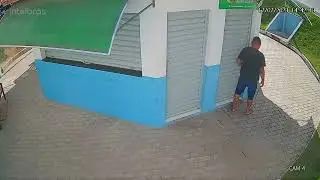tem que colocar esse cara na cadeia que anda mijando no meio da praça tem tanto banho público