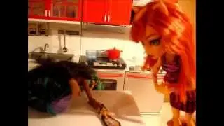 Клео варит яйца | Стоп моушн Монстр Хай | Cleo makes boiled eggs