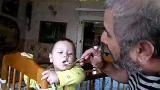 SAM 2028  ВАНЕЧКА КУШАЕТ ЯИЧКО.