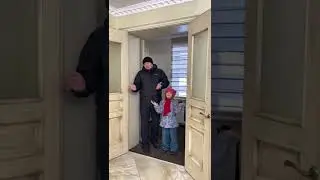 Как заставить маму поиграть в снежки❄️😁How to get mom to play snowballs😁 