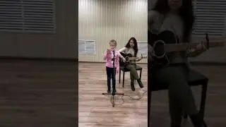 С маленькой ученицей, разучиваем песенку