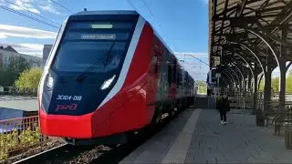 Электропоезд ЭС104-018 "Финист" отправляется от платформы Первомайская.