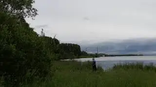 У озера