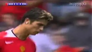 Ronaldo hits the post against Everton
