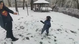 Joaca în zăpadă A luat un bulgare în fata