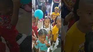Rompiéndola piñata con el payaso