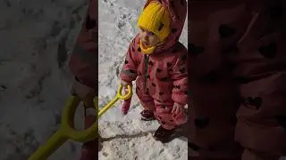 Вместе копаем снежок☃️❄️😊 