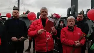 Степахно Геннадий Васильевич у крейсера АВРОРА
