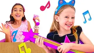Nastya finge ser uma princesa e se diverte com Evelyn