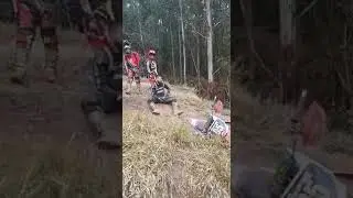 Piloto Jonas saltando por cima de uma moto e um piloto !!!!