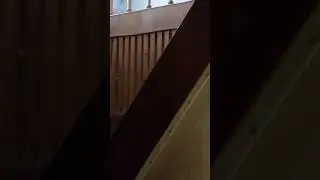 Не делайте так ! О-о-о-о-о очень крутая лестница !