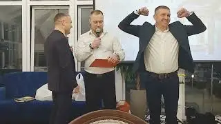 Один победитель в боях без правил, второй еле сдерживается, чтобы не заплакать.... от смеха.