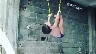 Этот малыш- любому покажет