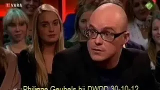 Philippe Geubels maakt grapjes aan tafel De Wereld draait door (DWDD)