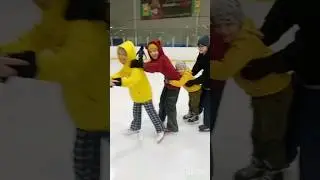 Многодетный отец с детьми на льду.