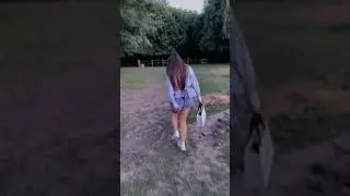 Красивая девушка показывает свою красоту(2)