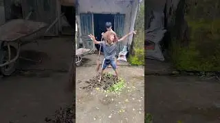 Cô bé nhảy đú trend trên đống rác của bố - Little girl dancing on a pile of traáh #shorts😲😂