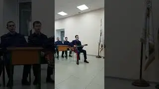 Поет кадет под гитару